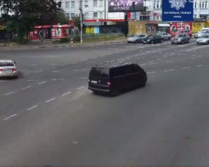 Машина без водителя едва не наделала беды в Киеве - видео курьезного ДТП