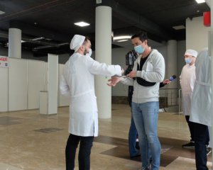 Хочуть розвантажити медиків. Студенти робитимуть уколи проти Covid-19