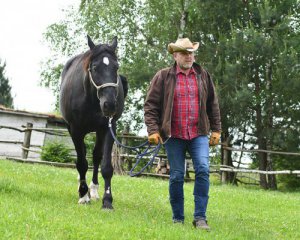Купив коня, переїхав у село, продав бізнес: як чоловік облаштував ранчо
