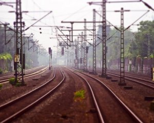 Перед пассажирским поездом железнодорожные рельсы забросали камнями и шинами