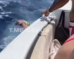 Українська туристка в Єгипті врізалася головою в борт човна: показали відео