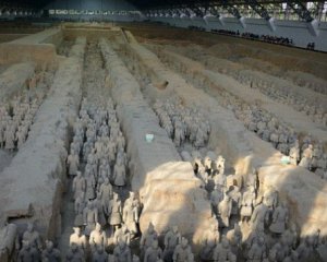 Знайшли тисячі статуй вояків