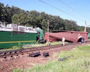 Під Києвом зійшов з рейок вантажний поїзд. Пасажирські рейси затримуються