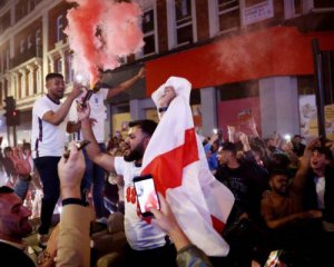 Фанаты сцепились в жестокой драке во время финала Евро-2020/21 - видео