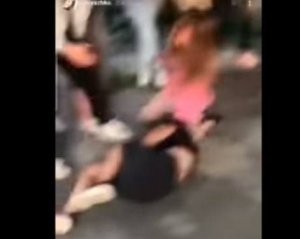 Девушки-подростки жестоко подрались посреди улицы