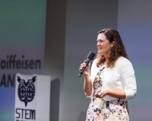 Как стать успешной в финансовой сфере? Raiffeisen банк и STEM is FEM учили девушек экономическим наукам