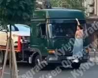 Горе-водійка повисла на евакуаторі в центрі Києва: курйозне відео
