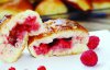 Выпечку посыпают кунжутом