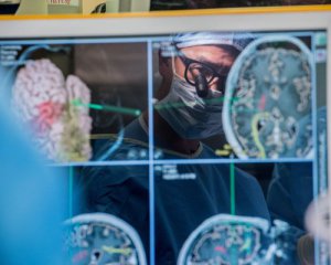 Ученые научились &quot;слышать&quot; немых с помощью импланта в мозге
