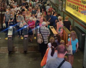 У столичному метро сталася НП. Рух зупинили