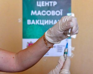 В киевском центре вакцинации вспыхнул скандал. Вызвали полицию