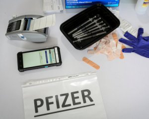 В Запорожье людей начали вакцинировать Pfizer