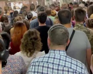 Аномальна черга розтяглася біля столичного метро: відео колапсу