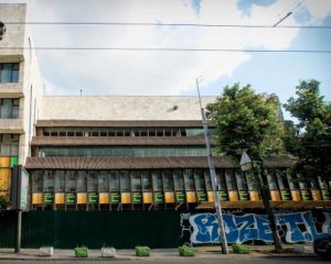 КМДА зобов'язала забудовника прибрати паркан біля будівлі "Квіти України"