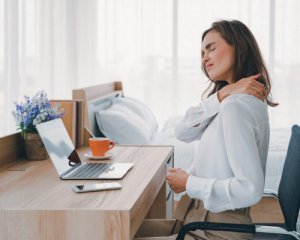 Як сидіти за комп'ютером, щоб не боліла спина й шия