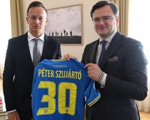 Кулеба подарил венгерскому министру футболку с лозунгом &quot;Слава Україн&quot;