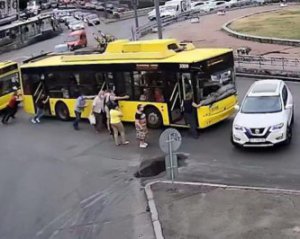 Пассажиры толкнули заглохший троллейбус прямо в Nissan: курьезное видео