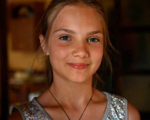 Зеленский наградил 12-летнюю девочку, которая спасла детей от наводнения