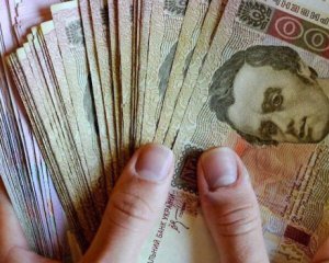 У пенсіонерки викрали майже 3 млн грн