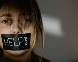 Оголений чоловік посеред вулиці напав на перехожу: чим закінчилася нічна пригода