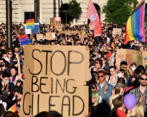 Тысячи будапештцев вышли на протест из-за закона о ЛГБТ