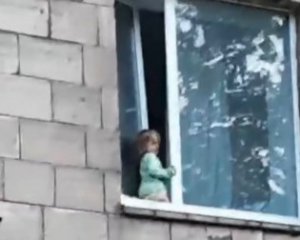 2-летняя девочка пошла искать мать через приоткрытое окно