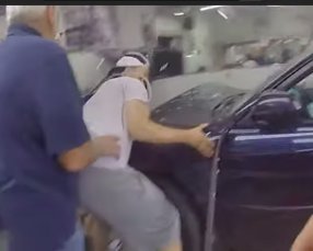 Пьяный водитель сбил женщину с 8-месячным ребенком: копы голыми руками подняли машину, чтобы их спасти