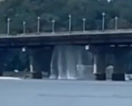 В четвертый раз за месяц: на мосту Патона хлещет вода