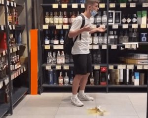 Подросток ради видео разбил бутылку алкоголя в магазине. Ее стоимость оказалась космической