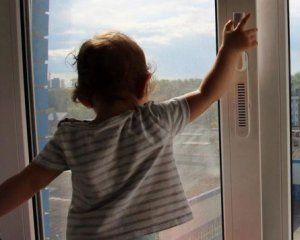 На Донеччині п&#039;ятирічна дівчинка випала з вікна