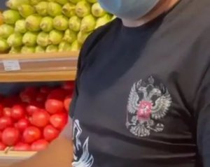 Магазином розгулював чоловік у футболці з гербом РФ. Чим усе закінчилося