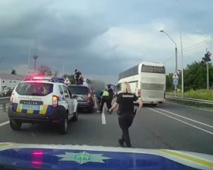 Водій збив підлітка й утік. Затримання показали на відео