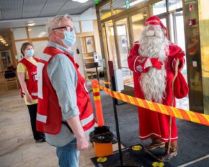 В Финляндии Санта-Клаус посетил пункт вакцинации