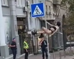 Стриптиз на дорожньому знаку: жінка влаштувала пікантне шоу для нацгвардійців