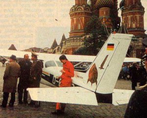 Пилот приземлился на площади среди Москвы