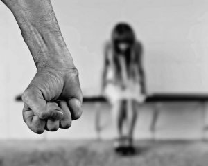 Батько п&#039;ять років ґвалтував власних дітей