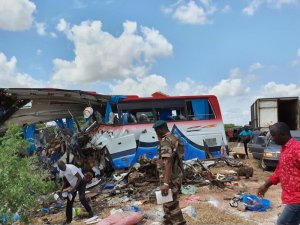 Грузовик столкнулся с автобусом, погибли почти 40 человек