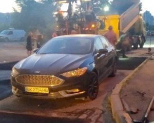 Авто "героя парковки" парализовало работу дорожников. Асфальт положили вокруг