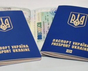 Евросоюз призывает украинские власти не выдавать два загранпаспорта одновременно