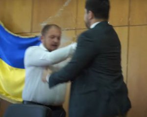 Мер Конотопа на засіданні міськради облив "слугу" водою