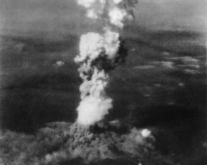 Атомні бомби знищили два міста