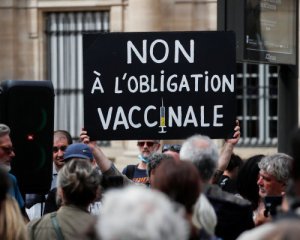 Во Франции продолжаются протесты против вакцинации