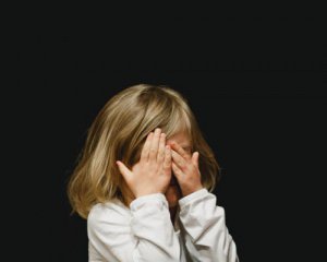 Мать на неделю бросила 1,5-летнюю дочь в квартире. Ребенок умер от голода