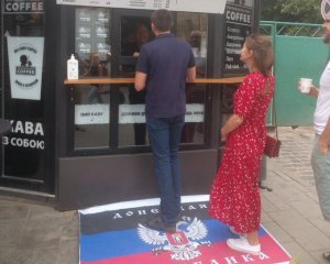 Львівська кав&#039;ярня постелила клієнтам під ноги &quot;прапор&quot; ДНР