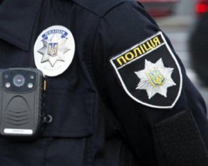 Невідомі в масках вивезли із супермаркету на візку банківський термінал