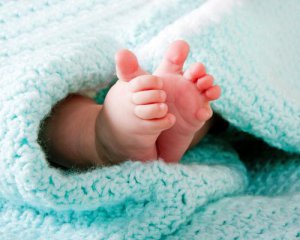 Возили к знахарям: рассказали о семье, в которой смертельно обварилась 2-летняя дочь