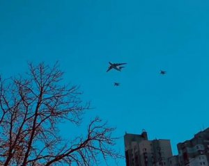 В небе над Киевом заметили военную авиацию