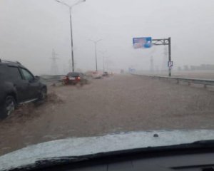 У Криму затопило трасу, яка веде до "кримського мосту"