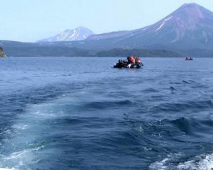 В России вертолет с 16 людьми упал в озеро: его нашли на глубине 110 м