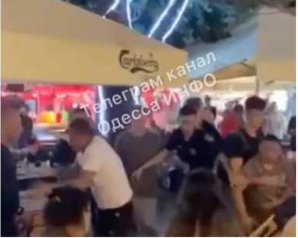 Били тарілки й гамселились стільцями: показали відео масової бійки в центрі міста